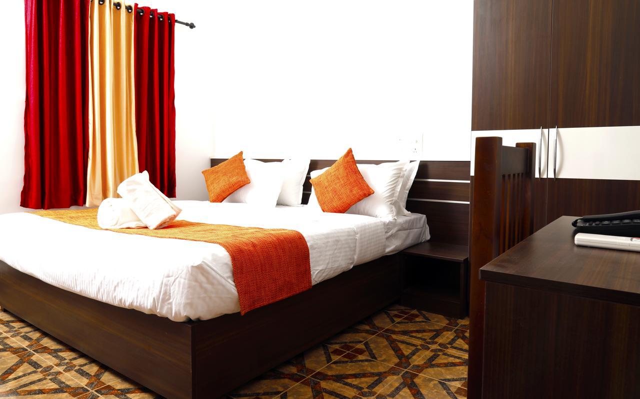 Puthens Clifton Inn Kottayam Bagian luar foto