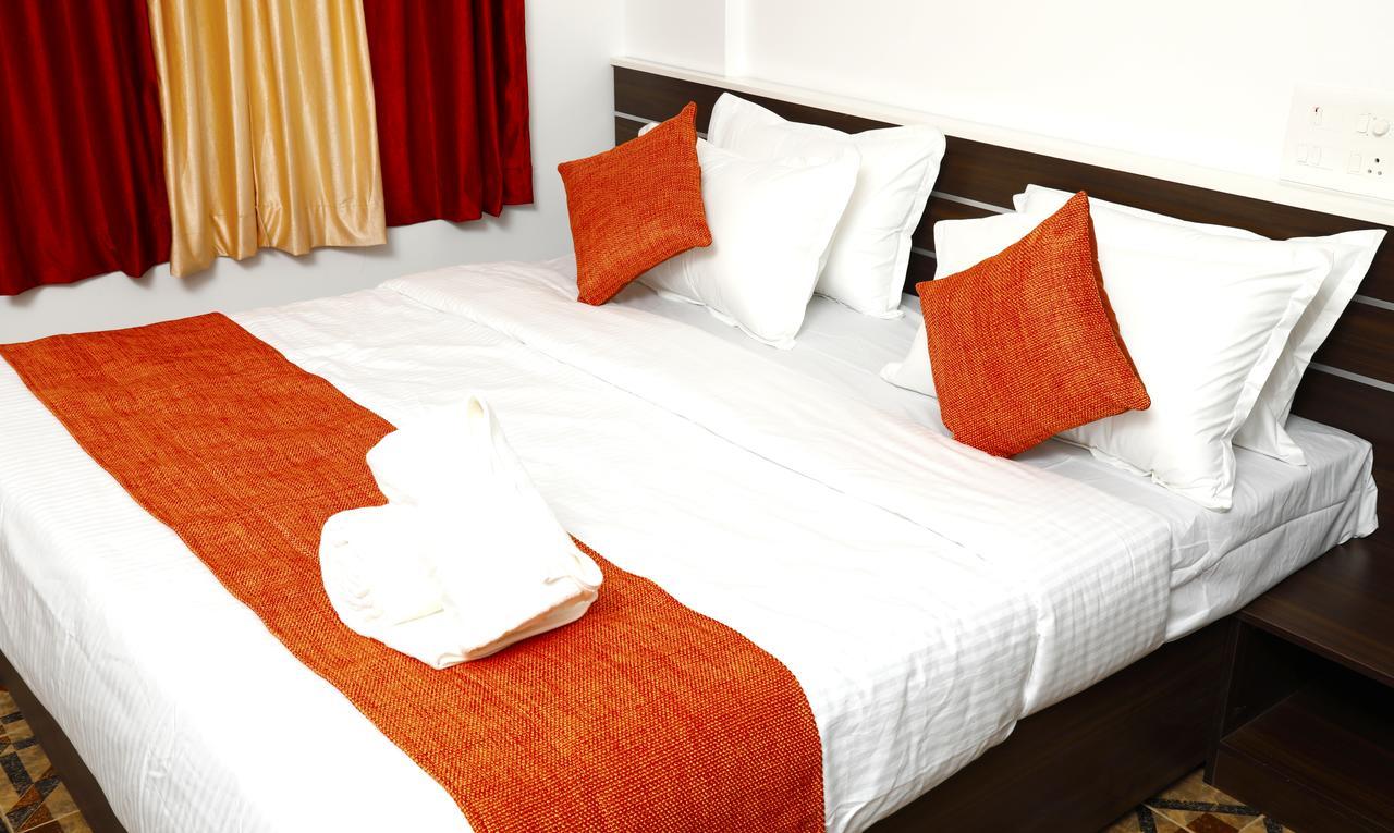 Puthens Clifton Inn Kottayam Bagian luar foto
