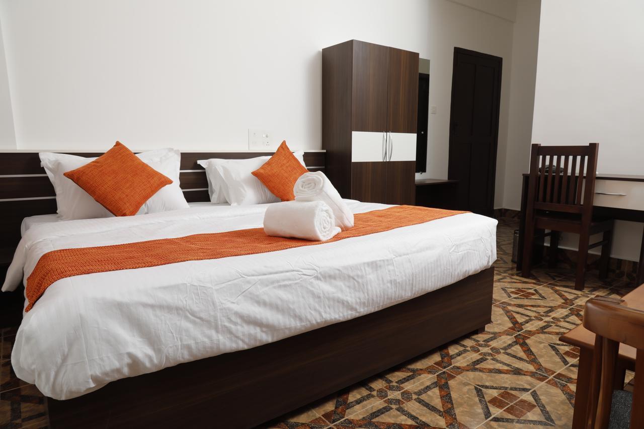 Puthens Clifton Inn Kottayam Bagian luar foto