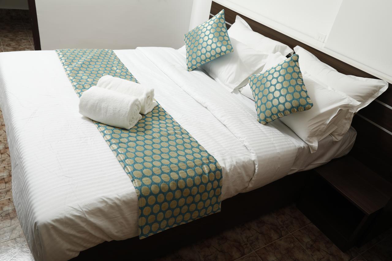 Puthens Clifton Inn Kottayam Bagian luar foto